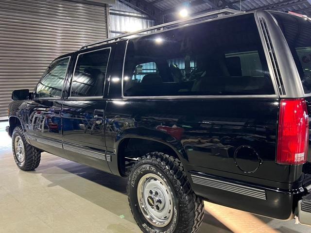 GMCサバーバン 実走行車両 ユーザー様買取車 カーファックス&オートチェックあり GM純正16インチ鉄ホイール タイヤ4本新品 社外2本出しマフラー 令和6年10月全塗装済み 3ナンバー登録車(18枚目)