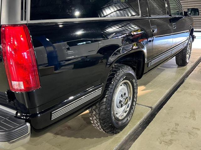 GMCサバーバン 実走行車両 ユーザー様買取車 カーファックス&オートチェックあり GM純正16インチ鉄ホイール タイヤ4本新品 社外2本出しマフラー 令和6年10月全塗装済み 3ナンバー登録車(19枚目)