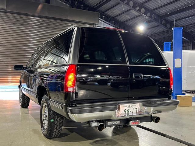 GMCサバーバン 実走行車両 ユーザー様買取車 カーファックス&オートチェックあり GM純正16インチ鉄ホイール タイヤ4本新品 社外2本出しマフラー 令和6年10月全塗装済み 3ナンバー登録車(30枚目)