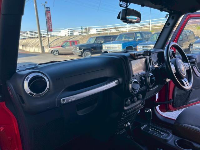 ジープ・ラングラーアンリミテッド サハラ　正規ディーラー車　実走行車両　ユーザー様委託車両　背面タイヤ　カロッツェリアナビ　Ｂカメラ＆サイドカメラ　３ナンバー（25枚目）