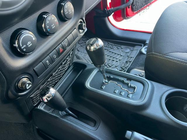 ジープ・ラングラーアンリミテッド サハラ　正規ディーラー車　実走行車両　ユーザー様委託車両　背面タイヤ　カロッツェリアナビ　Ｂカメラ＆サイドカメラ　３ナンバー（32枚目）