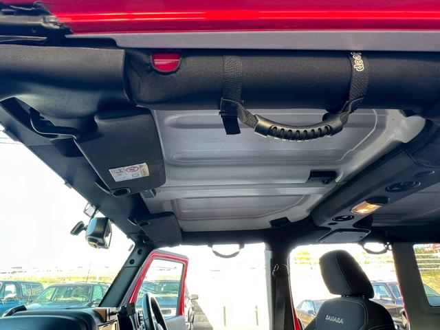 ジープ・ラングラーアンリミテッド サハラ　正規ディーラー車　実走行車両　ユーザー様委託車両　背面タイヤ　カロッツェリアナビ　Ｂカメラ＆サイドカメラ　３ナンバー（35枚目）