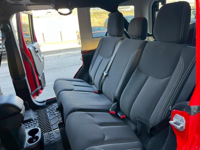 ジープ・ラングラーアンリミテッド サハラ　正規ディーラー車　実走行車両　ユーザー様委託車両　背面タイヤ　カロッツェリアナビ　Ｂカメラ＆サイドカメラ　３ナンバー（36枚目）