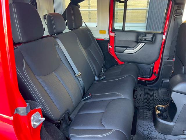 ジープ・ラングラーアンリミテッド サハラ　正規ディーラー車　実走行車両　ユーザー様委託車両　背面タイヤ　カロッツェリアナビ　Ｂカメラ＆サイドカメラ　３ナンバー（37枚目）