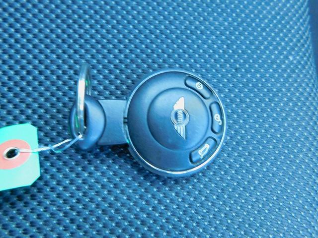 クーパー ユーザー買取車 ETC ポータブル社外ナビ プッシュスタート HID AUTOエアコン 電動格納ミラー 横滑り防止 純正アルミホイール 禁煙車(20枚目)