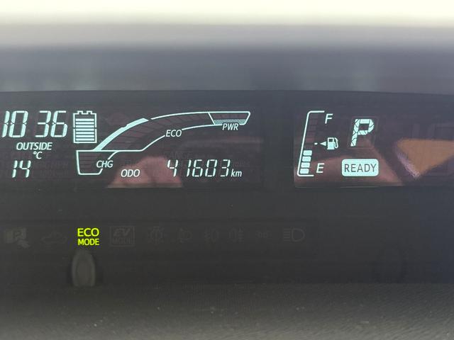 アクア Ｓ　禁煙　キーレスエントリ　安全ボディ　オートライト　ワンオーナー車　オートエアコン　デュアルエアバック　ＥＳＣ　パワーウィンドウ　ＳＲＳ　パワーステアリング　ＡＢＳ　アイストップ（7枚目）