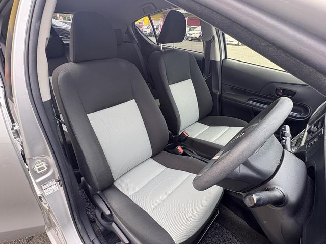 アクア Ｓ　禁煙　キーレスエントリ　安全ボディ　オートライト　ワンオーナー車　オートエアコン　デュアルエアバック　ＥＳＣ　パワーウィンドウ　ＳＲＳ　パワーステアリング　ＡＢＳ　アイストップ（8枚目）