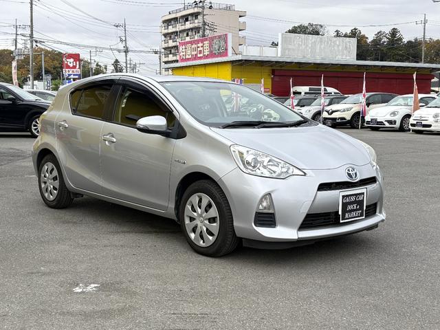 アクア Ｓ　禁煙　キーレスエントリ　安全ボディ　オートライト　ワンオーナー車　オートエアコン　デュアルエアバック　ＥＳＣ　パワーウィンドウ　ＳＲＳ　パワーステアリング　ＡＢＳ　アイストップ（10枚目）