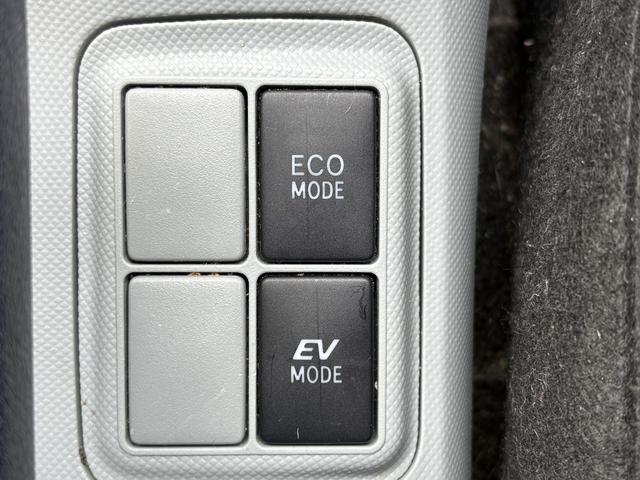 アクア Ｓ　禁煙　キーレスエントリ　安全ボディ　オートライト　ワンオーナー車　オートエアコン　デュアルエアバック　ＥＳＣ　パワーウィンドウ　ＳＲＳ　パワーステアリング　ＡＢＳ　アイストップ（13枚目）