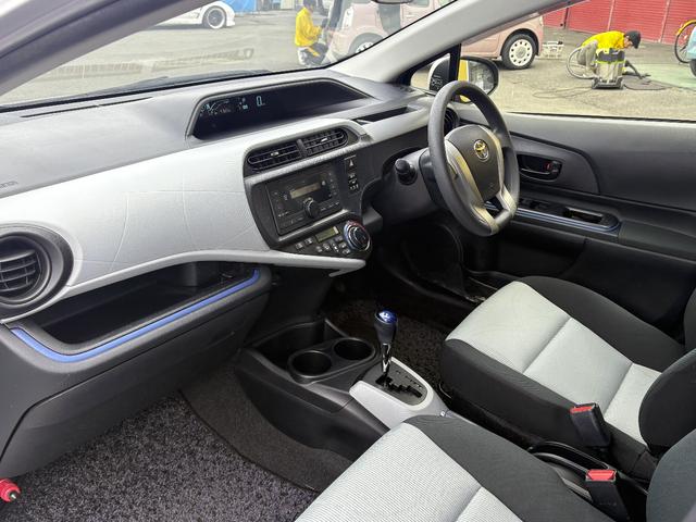 アクア Ｓ　禁煙　キーレスエントリ　安全ボディ　オートライト　ワンオーナー車　オートエアコン　デュアルエアバック　ＥＳＣ　パワーウィンドウ　ＳＲＳ　パワーステアリング　ＡＢＳ　アイストップ（17枚目）