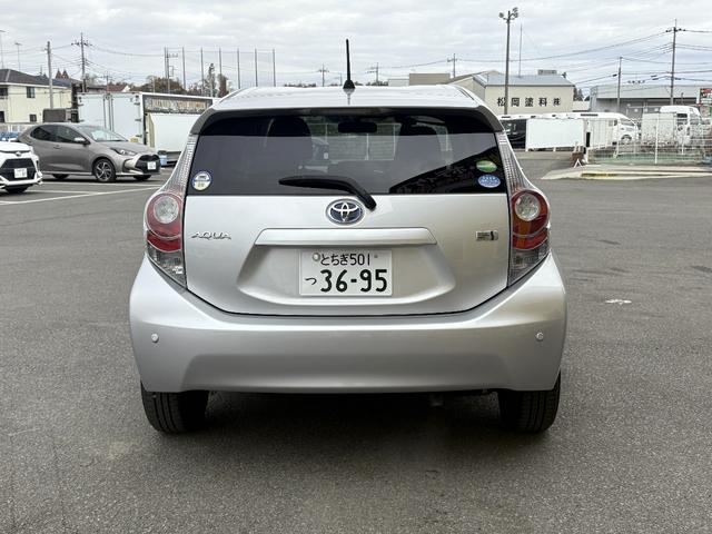 アクア Ｓ　禁煙　キーレスエントリ　安全ボディ　オートライト　ワンオーナー車　オートエアコン　デュアルエアバック　ＥＳＣ　パワーウィンドウ　ＳＲＳ　パワーステアリング　ＡＢＳ　アイストップ（21枚目）