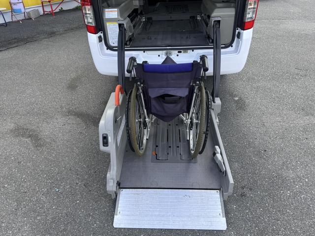ＮＶ３５０キャラバンバン 　チェアキャブハイルーフ　福祉車両　車椅子２基　電動パワーリフト　１０人乗り　禁煙車　ナビ　バックカメラ　全方位カメラ　　衝突軽減ブレーキ　オートサイドステップ　１オーナー（14枚目）