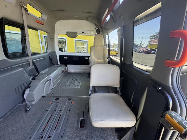 ＮＶ３５０キャラバンバン 　チェアキャブハイルーフ　福祉車両　車椅子２基　電動パワーリフト　１０人乗り　禁煙車　ナビ　バックカメラ　全方位カメラ　　衝突軽減ブレーキ　オートサイドステップ　１オーナー（18枚目）