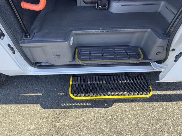 ＮＶ３５０キャラバンバン 　チェアキャブハイルーフ　福祉車両　車椅子２基　電動パワーリフト　１０人乗り　禁煙車　ナビ　バックカメラ　全方位カメラ　　衝突軽減ブレーキ　オートサイドステップ　１オーナー（22枚目）