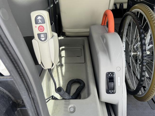 ＮＶ３５０キャラバンバン 　チェアキャブハイルーフ　福祉車両　車椅子２基　電動パワーリフト　１０人乗り　禁煙車　ナビ　バックカメラ　全方位カメラ　　衝突軽減ブレーキ　オートサイドステップ　１オーナー（23枚目）