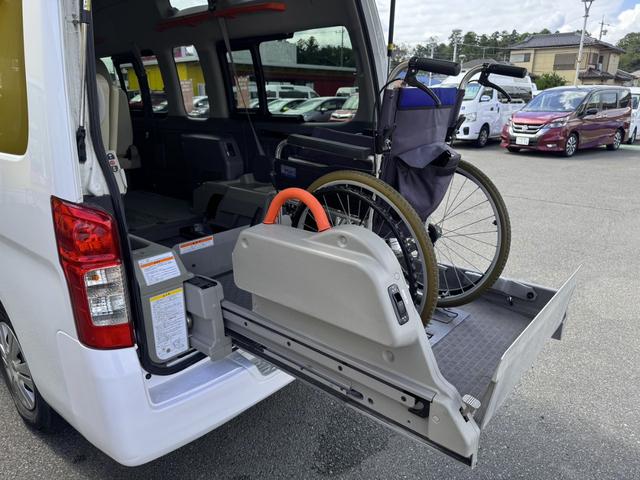 ＮＶ３５０キャラバンバン 　チェアキャブハイルーフ　福祉車両　車椅子２基　電動パワーリフト　１０人乗り　禁煙車　ナビ　バックカメラ　全方位カメラ　　衝突軽減ブレーキ　オートサイドステップ　１オーナー（26枚目）