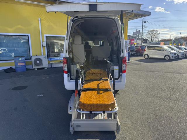 NV350キャラバンバン チェアキャブ ハイルーフ 車椅子2基 リアパワーリフト サイドスライドドア サイドオートステップ 車椅子電動固定装置 禁煙車 ナビ アラウンドビューモニター 前後ドラレコ 手すり 横滑り防止(4枚目)