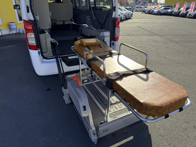NV350キャラバンバン チェアキャブ ハイルーフ 車椅子2基 リアパワーリフト サイドスライドドア サイドオートステップ 車椅子電動固定装置 禁煙車 ナビ アラウンドビューモニター 前後ドラレコ 手すり 横滑り防止(6枚目)