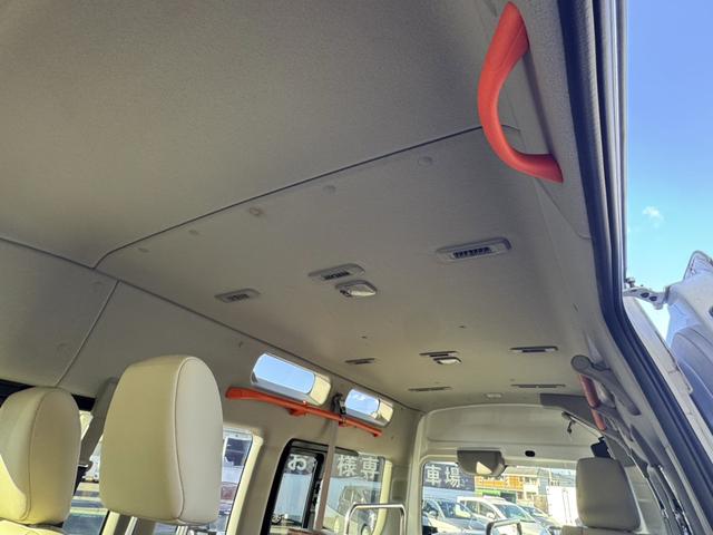 NV350キャラバンバン チェアキャブ ハイルーフ 車椅子2基 リアパワーリフト サイドスライドドア サイドオートステップ 車椅子電動固定装置 禁煙車 ナビ アラウンドビューモニター 前後ドラレコ 手すり 横滑り防止(12枚目)