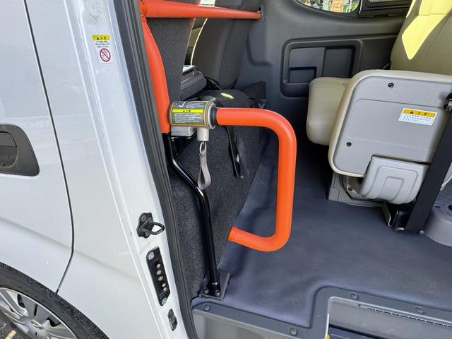 NV350キャラバンバン チェアキャブ ハイルーフ 車椅子2基 リアパワーリフト サイドスライドドア サイドオートステップ 車椅子電動固定装置 禁煙車 ナビ アラウンドビューモニター 前後ドラレコ 手すり 横滑り防止(13枚目)
