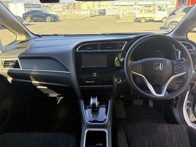 シャトル ハイブリッド　ホンダセンシング　ＬＤＡ　１オーナー　スマートキープッシュスタート　禁煙車　デュアルエアバッグ　横滑り防止　パワステ　盗難防止　パワーウインドウ　衝突安全ボディ　キーレス　ＡＢＳ　エコモード　オートクルーズ（17枚目）