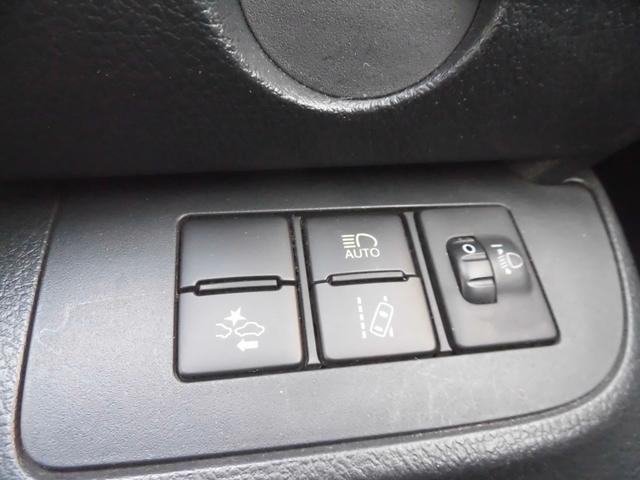 【レーンアシスト】走行中にカメラで車線を認識し、車線を逸脱しそうなときに警報を発したり、さらに進んでステアリング補正を行ったりする機能。