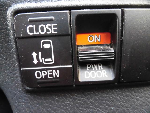 パワースライドドア装備でドアの開閉もスイッチ一つでとても簡単です。スライドドアは坂道では大人でも重くなる事があるので老若男女問わず人気の装備ですよ。