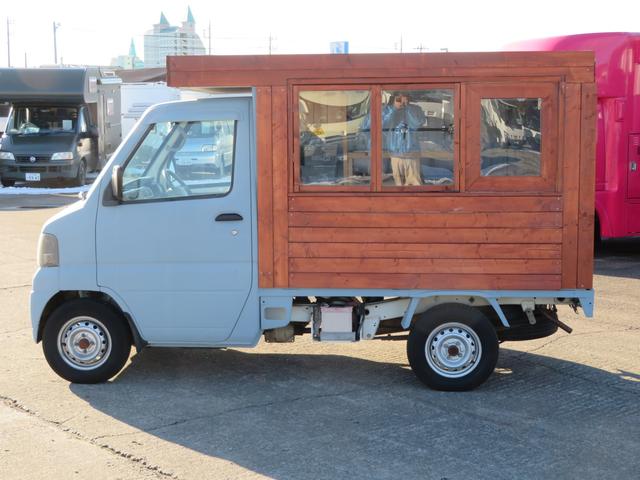 ミニキャブトラック キッチンカー　移動販売車　ケータリングカー　移動カフェ　換気扇　給排水４０Ｌタンク　３層シンク　外部電源　左側販売窓　リアエントランス　マニュアル（8枚目）