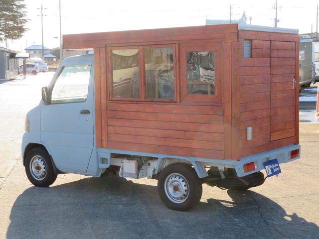 ミニキャブトラック キッチンカー　移動販売車　ケータリングカー　移動カフェ　換気扇　給排水４０Ｌタンク　３層シンク　外部電源　左側販売窓　リアエントランス　マニュアル（9枚目）