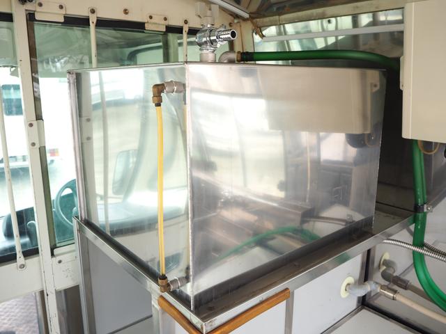 移送販売車 キッチンカー ケータリングカー 移動カフェ 冷蔵コールドテーブル 作業台 シンク2槽 ステンレス給排水タンク ガスフライヤー 発電機 販売扉 販売カウンター 外部電源 換気扇2機(14枚目)