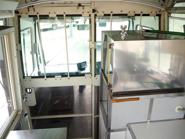 移送販売車 キッチンカー ケータリングカー 移動カフェ 冷蔵コールドテーブル 作業台 シンク2槽 ステンレス給排水タンク ガスフライヤー 発電機 販売扉 販売カウンター 外部電源 換気扇2機(17枚目)