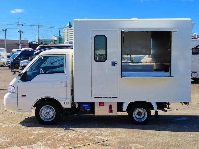 移動販売車　キッチンカー　ケータリングカー　フードトラック　８ナンバー加工車　ホンダ１６００Ｗ発電機搭載　給水タンク２００Ｌタンク　排水２００Ｌタンク　２槽シンク　給水ポンプ　冷蔵コールドテーブル　換気扇２台　ガスボンベ２本収納ＢＯＸ　外部電源　室内コンセント(50枚目)