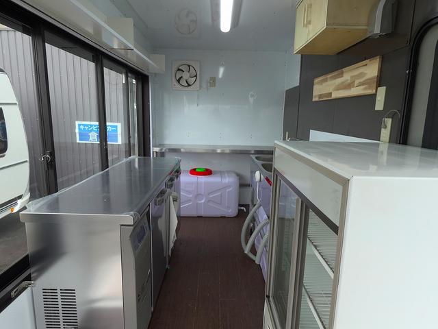 タイタンダッシュ 移動販売車 キッチンカ― ケータリングカー フードトラック 3槽シンク 200L給排水タンク 冷凍冷蔵コールドテーブル 冷蔵ショーケース ステンレス作業台 換気扇 照明 吊戸棚 外部電源 ガラス窓 シャッター サイドオーニング(2枚目)