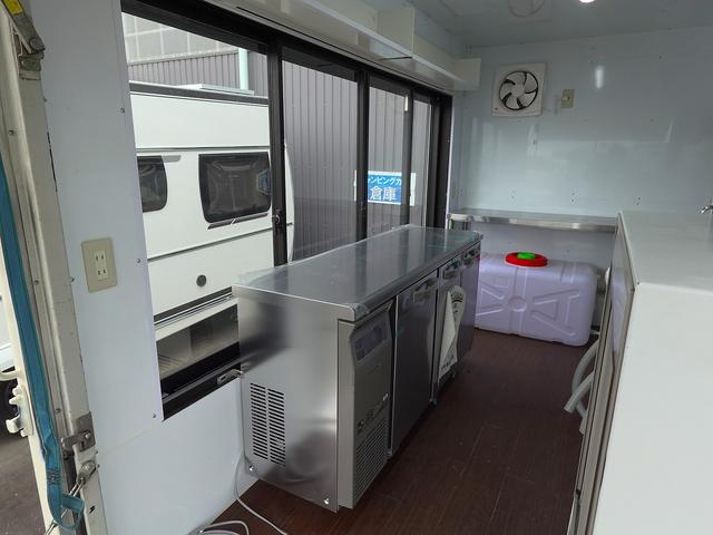 タイタンダッシュ 移動販売車 キッチンカ― ケータリングカー フードトラック 3槽シンク 200L給排水タンク 冷凍冷蔵コールドテーブル 冷蔵ショーケース ステンレス作業台 換気扇 照明 吊戸棚 外部電源 ガラス窓 シャッター サイドオーニング(3枚目)