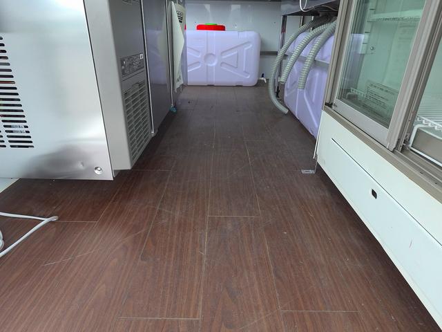 タイタンダッシュ 移動販売車 キッチンカ― ケータリングカー フードトラック 3槽シンク 200L給排水タンク 冷凍冷蔵コールドテーブル 冷蔵ショーケース ステンレス作業台 換気扇 照明 吊戸棚 外部電源 ガラス窓 シャッター サイドオーニング(5枚目)