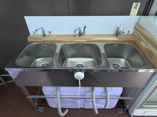 タイタンダッシュ 移動販売車 キッチンカ― ケータリングカー フードトラック 3槽シンク 200L給排水タンク 冷凍冷蔵コールドテーブル 冷蔵ショーケース ステンレス作業台 換気扇 照明 吊戸棚 外部電源 ガラス窓 シャッター サイドオーニング(7枚目)