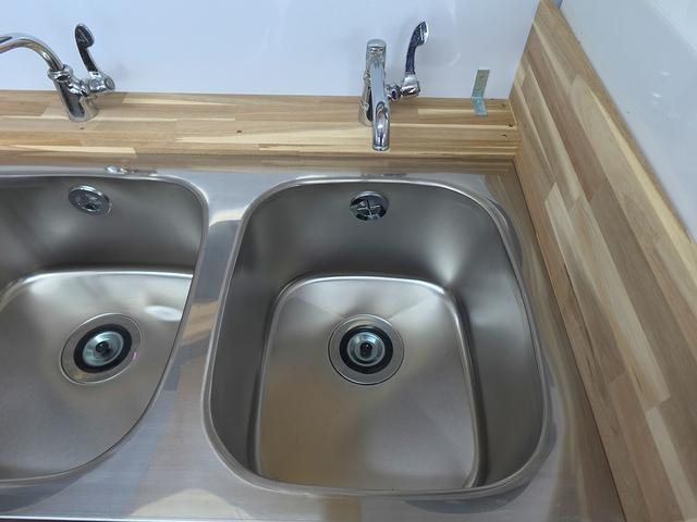 タイタンダッシュ 移動販売車 キッチンカ― ケータリングカー フードトラック 3槽シンク 200L給排水タンク 冷凍冷蔵コールドテーブル 冷蔵ショーケース ステンレス作業台 換気扇 照明 吊戸棚 外部電源 ガラス窓 シャッター サイドオーニング(11枚目)