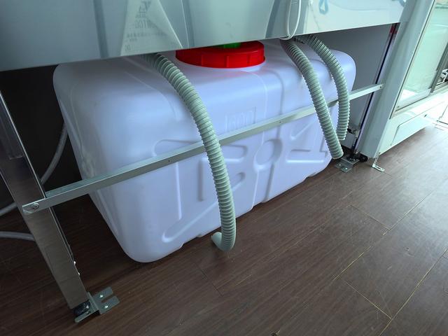 タイタンダッシュ 移動販売車 キッチンカ― ケータリングカー フードトラック 3槽シンク 200L給排水タンク 冷凍冷蔵コールドテーブル 冷蔵ショーケース ステンレス作業台 換気扇 照明 吊戸棚 外部電源 ガラス窓 シャッター サイドオーニング(15枚目)