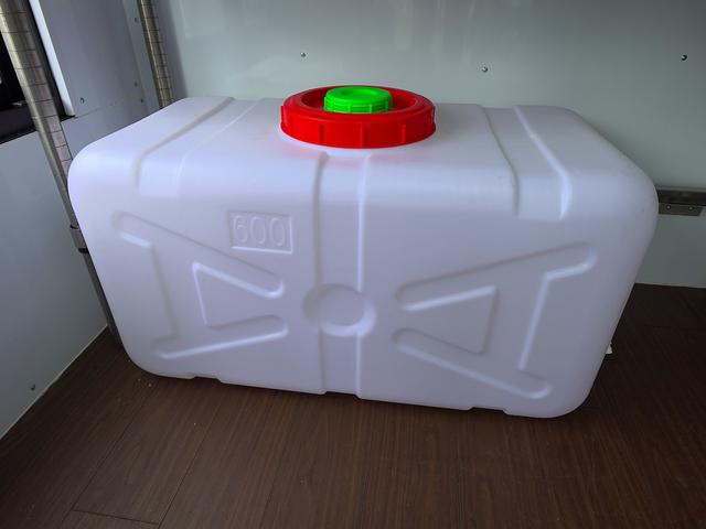 タイタンダッシュ 移動販売車 キッチンカ― ケータリングカー フードトラック 3槽シンク 200L給排水タンク 冷凍冷蔵コールドテーブル 冷蔵ショーケース ステンレス作業台 換気扇 照明 吊戸棚 外部電源 ガラス窓 シャッター サイドオーニング(16枚目)