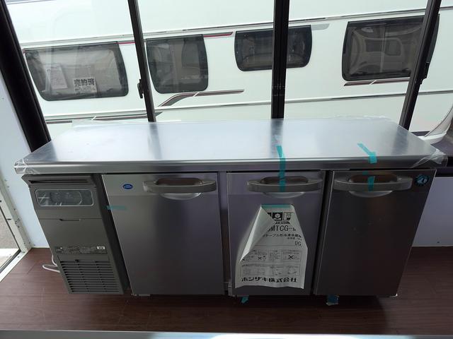 タイタンダッシュ 移動販売車 キッチンカ― ケータリングカー フードトラック 3槽シンク 200L給排水タンク 冷凍冷蔵コールドテーブル 冷蔵ショーケース ステンレス作業台 換気扇 照明 吊戸棚 外部電源 ガラス窓 シャッター サイドオーニング(18枚目)