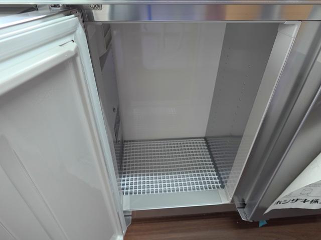 タイタンダッシュ 移動販売車 キッチンカ― ケータリングカー フードトラック 3槽シンク 200L給排水タンク 冷凍冷蔵コールドテーブル 冷蔵ショーケース ステンレス作業台 換気扇 照明 吊戸棚 外部電源 ガラス窓 シャッター サイドオーニング(20枚目)