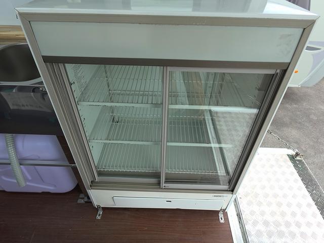 タイタンダッシュ 移動販売車 キッチンカ― ケータリングカー フードトラック 3槽シンク 200L給排水タンク 冷凍冷蔵コールドテーブル 冷蔵ショーケース ステンレス作業台 換気扇 照明 吊戸棚 外部電源 ガラス窓 シャッター サイドオーニング(22枚目)