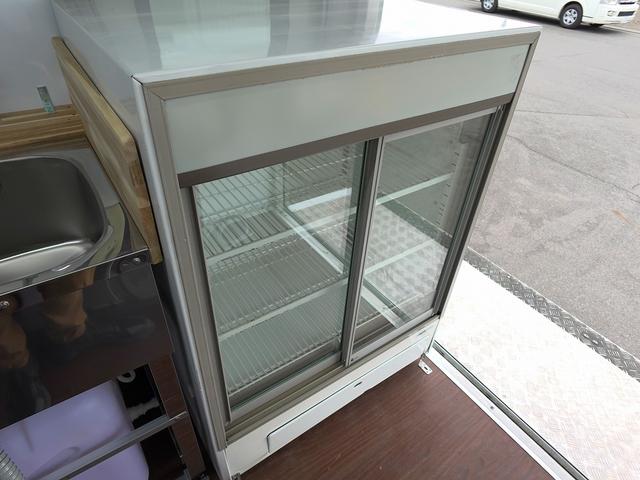 タイタンダッシュ 移動販売車 キッチンカ― ケータリングカー フードトラック 3槽シンク 200L給排水タンク 冷凍冷蔵コールドテーブル 冷蔵ショーケース ステンレス作業台 換気扇 照明 吊戸棚 外部電源 ガラス窓 シャッター サイドオーニング(24枚目)