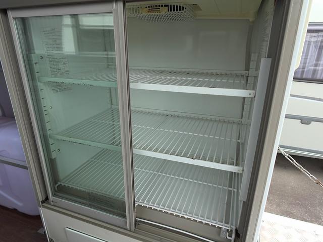 タイタンダッシュ 移動販売車 キッチンカ― ケータリングカー フードトラック 3槽シンク 200L給排水タンク 冷凍冷蔵コールドテーブル 冷蔵ショーケース ステンレス作業台 換気扇 照明 吊戸棚 外部電源 ガラス窓 シャッター サイドオーニング(25枚目)