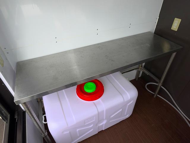 タイタンダッシュ 移動販売車 キッチンカ― ケータリングカー フードトラック 3槽シンク 200L給排水タンク 冷凍冷蔵コールドテーブル 冷蔵ショーケース ステンレス作業台 換気扇 照明 吊戸棚 外部電源 ガラス窓 シャッター サイドオーニング(27枚目)