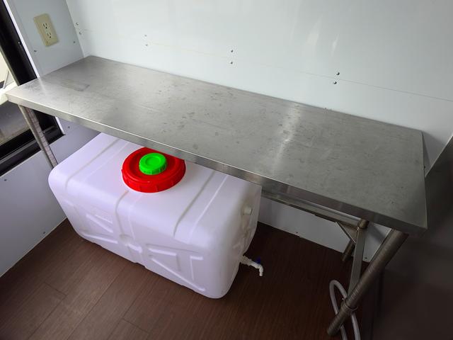 タイタンダッシュ 移動販売車 キッチンカ― ケータリングカー フードトラック 3槽シンク 200L給排水タンク 冷凍冷蔵コールドテーブル 冷蔵ショーケース ステンレス作業台 換気扇 照明 吊戸棚 外部電源 ガラス窓 シャッター サイドオーニング(28枚目)