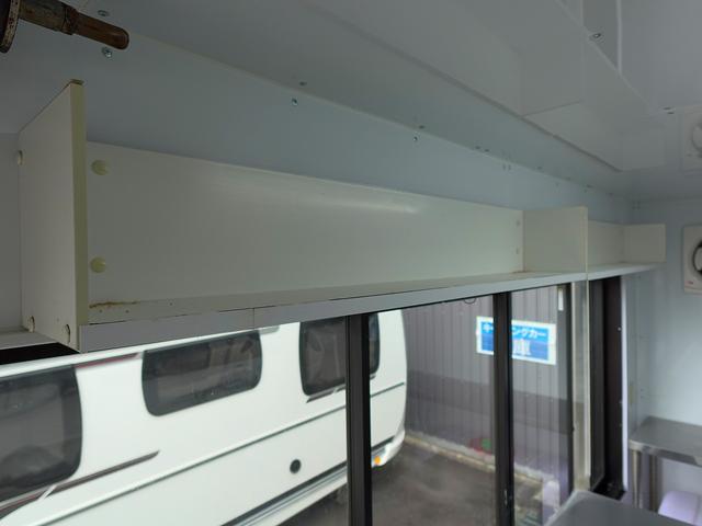 タイタンダッシュ 移動販売車 キッチンカ― ケータリングカー フードトラック 3槽シンク 200L給排水タンク 冷凍冷蔵コールドテーブル 冷蔵ショーケース ステンレス作業台 換気扇 照明 吊戸棚 外部電源 ガラス窓 シャッター サイドオーニング(33枚目)