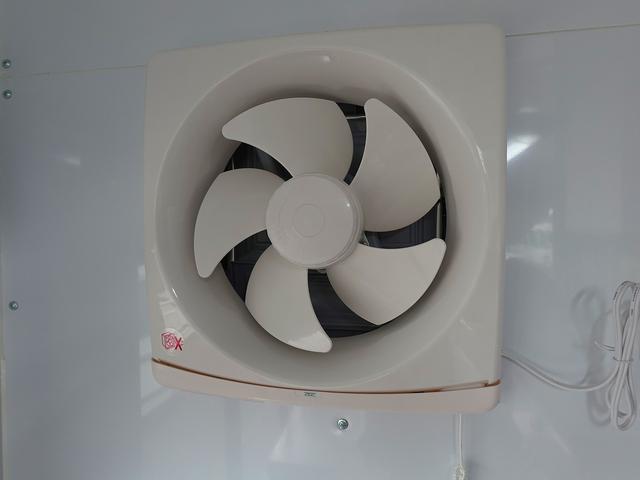 タイタンダッシュ 移動販売車 キッチンカ― ケータリングカー フードトラック 3槽シンク 200L給排水タンク 冷凍冷蔵コールドテーブル 冷蔵ショーケース ステンレス作業台 換気扇 照明 吊戸棚 外部電源 ガラス窓 シャッター サイドオーニング(36枚目)