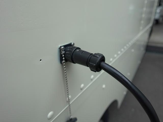 タイタンダッシュ 移動販売車 キッチンカ― ケータリングカー フードトラック 3槽シンク 200L給排水タンク 冷凍冷蔵コールドテーブル 冷蔵ショーケース ステンレス作業台 換気扇 照明 吊戸棚 外部電源 ガラス窓 シャッター サイドオーニング(37枚目)