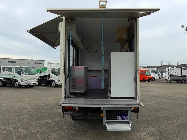 タイタンダッシュ 移動販売車 キッチンカ― ケータリングカー フードトラック 3槽シンク 200L給排水タンク 冷凍冷蔵コールドテーブル 冷蔵ショーケース ステンレス作業台 換気扇 照明 吊戸棚 外部電源 ガラス窓 シャッター サイドオーニング(42枚目)